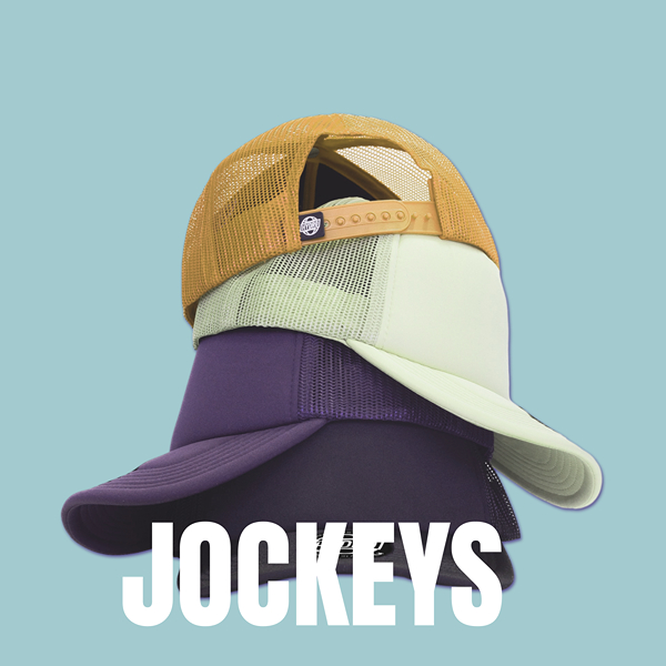 Gorras de diferentes colores apiladas.